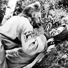 Mrazík: Kultovní ruská pohádka o pracovité Nastěnce a statečném, avšak samolibém Ivánkovi, který kvůli tomu, že urazil Dědečka Hříbečka, přišel o svou lidskou tvář.