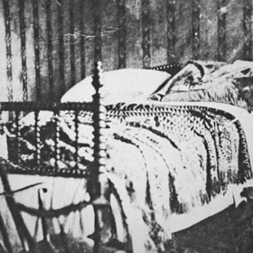 Postel v nedalekém penzionu, na které druhého rána po atentátu prezident Lincoln zemřel.