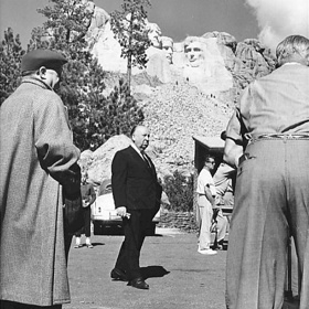 Alfred Hitchcock při natáčení filmu Na sever Severozápadní linkou (1959) na Mount Rushmore. Mohl jen doufat, že se na place neobjeví policista nebo někdo nepřinese vajíčko. Z obojího totiž měl fobie...