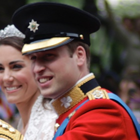 Manželé odjíždějí z obřadu s úsměvem. Kate (teď již vévodkyně) působí přirozeně a oba vypadají skutečně šťastně.