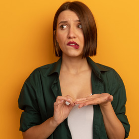 Mezi poznávací znaky řeči těla patří i pohyby úst. Když si okusujete spodní ret, může to vypovídat o strachu či nejistotě.