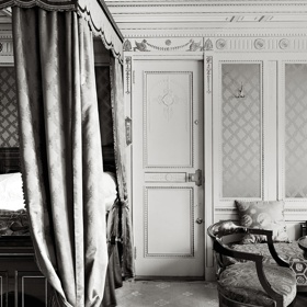 Postel s nebesy luxusní nábytek, tapety na stěnách... Nejluxusnější kajuta vyšla na 870 liber.