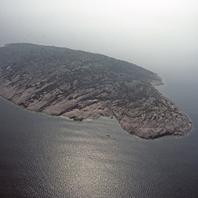 V minulosti sem lidé také nosili dary (hlavně oblečení). Věřili totiž, že zde žijí nadpřirozené bytosti, jejichž náklonnost lze získat díky darům...
