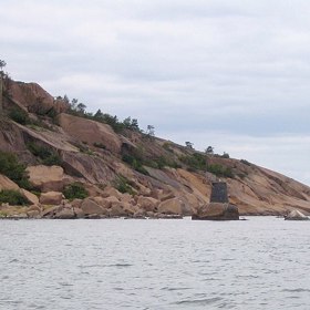 Je opravdu velmi malý, v průměru má pouhý kilometr. 
