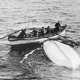 Z neděle na pondělí 15. dubna 1912 došlo k osudné srážce s ledovcem. Zachránit se mohlo víc lidí, ale posádka nebyla na možnou evakuaci řádně proškolena. V nastalém zmatku se tak stalo mnoho dalších chyb.