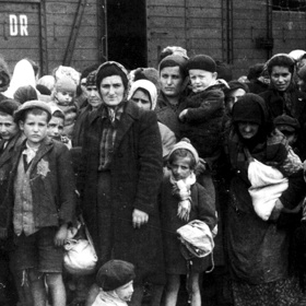 Muži, ženy, děti – jedno měli společné, pro Němce šlo o podřadné bytosti, s nimiž si mohou nakládat, jak sami uznají... A tady také pracoval Rudolf Vrba, který se rozhodl utéct a dát světu zprávu o hrůzách páchaných v Osvětimi...