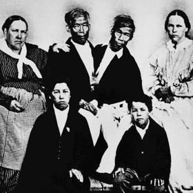 Bratři Chang a Eng se prosadili ve světě, vydělali peníze a pak se rozhodli usadit a najít si ženy...