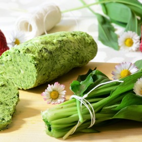 Z medvědího česneku lze připravit lahodné ochucené máslo...
