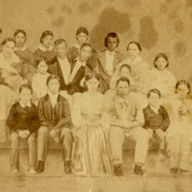 S Adelaide a Sarah, dvěma sestrami ze sousední farmy, měli nakonec až 21 dětí.