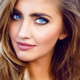 Modré oči mají vyrovnaní a vnitřně silní lidé plní života. Jsou velmi zvídaví.