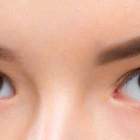 Černé oči jsou velmi vzácné. Většinou jde spíše o velmi tmavě hnědý odstín. Jejich majitelé mají přirozené vůdčí schopnosti a spoustu sebevědomí.