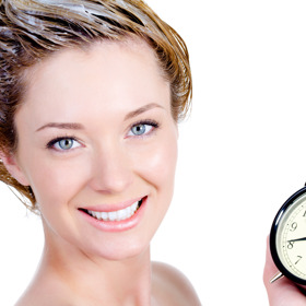 Při barvení je třeba se držet návodu na obalu a dbát na dobu, po kterou je nutné nechat barvu působit.