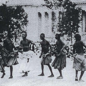 Na výstavě pygmejové předváděli, za velkého zájmu veřejnosti, i svoje kmenové tance.