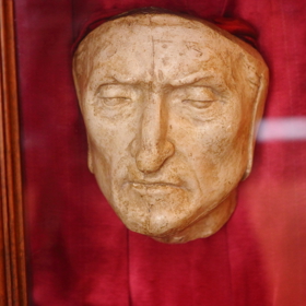 Dante Alighieri: Jeden z nejvýznamnějších italských básníků, autor Božské komedie. 