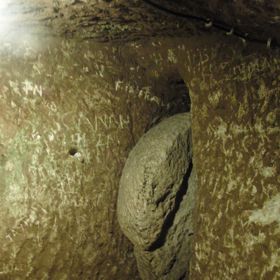 Hlavní vchod do podzemního města Derinkuyu střeží obrovský kámen. Prý měl ale pouze odradit nepřátele, neboť do dnešní doby bylo objeveno až šest set dalších přístupů.