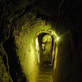 Spousta vstupů do podzemí vede z domů a rezidencí po celém městě.