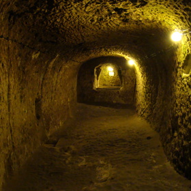 Lidé měli k dispozici vinné sklepy, studny, spižírny, školy i kaple.