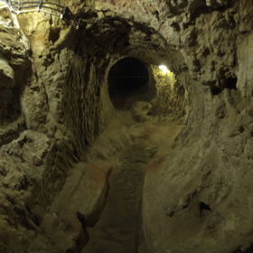 Ač to na první pohled tak nevypadá, areál mohl pojmout až dvacet tisíc osob. 