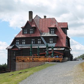 Staré zvyky již odvál čas. Nyní lze boha uctít třeba vychlazenou dvanáctkou.