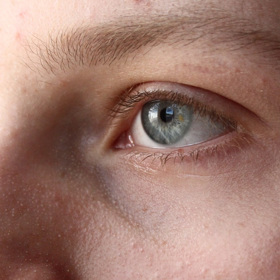 Velmi světlé obočí je výjimečné. Tvar se těžko určuje. Symbolizuje nejistotu a tendenci pochybovat o sobě.