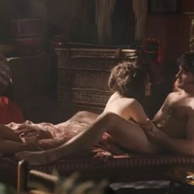 Epizoda 1: Dokonalý démant. Tajný sex? Anthony ví, že kvůli svému vysokému postavení nemůže být se Sienou. V seriálu mají ale i tak hodně odvážných scén. Ta první je však ze všech nejlepší...