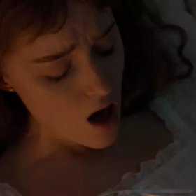 Epizoda 3: Umění mdloby. Daphne působí nevinně, ale opak je pravdou. Sebeuspokojení ji navíc navrhl samotný Simon. Určitě ale při každém vzdechu myslí jen na něho...