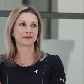 Gabriela Slováková byla původně manažerkou hotelu, který pak vyměnila za věznici. Vedení nápravného zařízení mají v rodině, na stejné pozici působila i její matka.