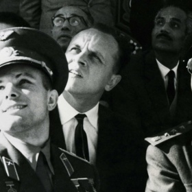 Jurij Gagarin byl po návratu z vesmíru všude v centru dění – zde na letecké přehlídce v Egyptě.