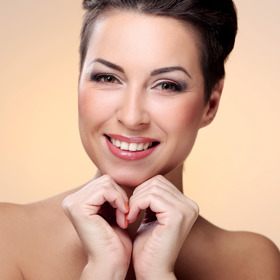 Zašpičatělé obočí symbolizuje osobnost, která umí rychle vyhodnotit situaci i učinit rozhodnutí. 