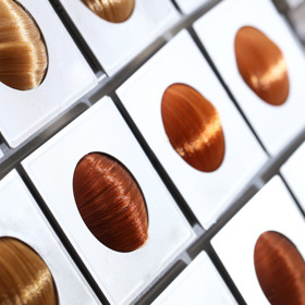 Při výběru barvy na vlasy to chce trochu zkušeností. Každá se chová malinko jinak. Obecně se doporučuje sáhnout po světlejším odstínu, než je vaše představa. Barvy se většinou chytají tmavěji.