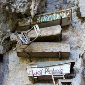 Lidé, kteří byli za života oblíbení, mají rakve výše, dole jsou pak outsideři. 
