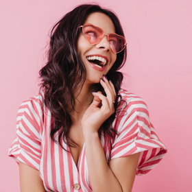 Také úsměv se dá vykládat různými způsoby. Kromě spokojenosti může vyjadřovat falešné štěstí, sarkasmus a cynismus.