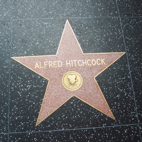 Alfred Hitchcock patří k největším režisérům 20. století a má svoji hvězdu na chodníku slávy. A mezi jeho další tajemství patří také to, že jej v dětství nechal vlastní otec poslat za mříže...
