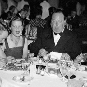 Alfred Hitchcock s manželkou Almou Reville (zcela vlevo). O manželství se sice nevyjadřoval příliš uctivě, ale to jeho vydrželo po celý život.