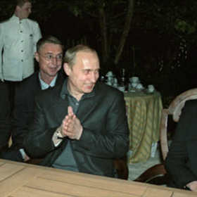 V roce 2001 se Jack Nicholson na Moskevském filmovém festivalu setkal s Vladimirem Putinem. Vpravo sedí herečka Peta Wilson. A jak je v Nicholsonově společnosti zvykem, nálada je mimořádně družná.