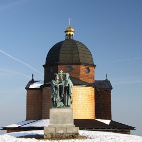 Povídá se, že chtěli sochu Radegasta nadobro zničit. Tomu měli zabránit pohanští kněží, kteří ji prý ukryli do nitra hory. Podzemí Radhoště má ale také obsahovat třeba zbojnické poklady.