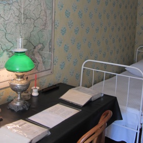 Uljanovi byli poměrně zámožná rodina. Alexandr měl na svoji dobu a ruské poměry celkem hezky vybavený pokoj.