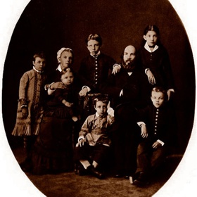 Šlechtická rodina Uljanovů – Alexandr stojí uprostřed v zadní řadě, Vladimir sedí vpravo dole.