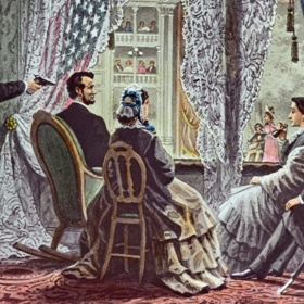 Prezident Lincoln měl už před odjezdem do Fordova divadla nemilé tušení, že se něco stane. John Wilkes Booth jej střelil zezadu do hlavy právě ve chvíli, kdy na jevišti probíhala komická scéna. Výstřel tak trochu zanikl v smíchu tisíců diváků.