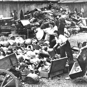 Kanada se v Osvětimi říkalo místu, kde vězňové přebírali majetek, jenž zůstal po zavražděných lidech. Nešlo tak „jen“ o vraždu, ale o loupežnou vraždu, jak poznamenal Rudolf Vrba.