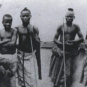 Ota Benga ještě spolu se svými africkými přáteli na výstavě, kde představovali podřadné lidi a měli ukazovat vývoj lidstva.