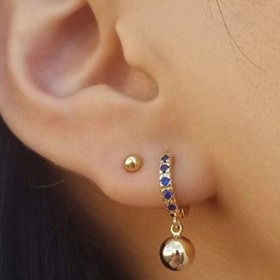 Tento druh náušnic sluší oválnému obličeji. I když je fakt, že uvedenému tvaru tváře sluší téměř vše.