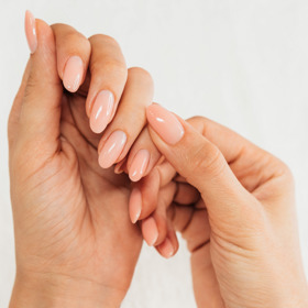 Oválné nehty nosí pečlivé osobnosti, které jsou rády středem pozornosti.