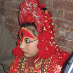 Dívku nečeká pouze život v přepychu, ale také role duchovní vůdkyně, která se účastní mnoha oficiálních akcí a přijímá návštěvy z těch nejvyšších míst. 