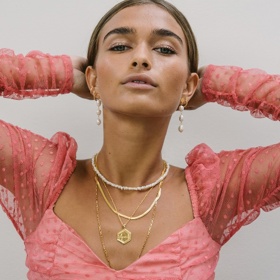 Visací řetízkové náušnice krásně protáhnou kulatý obličej a dodají mu jemnost.