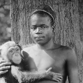 Ota Benga se svým „přítelem“ orangutanem Dohongem v zoologické zahradě v Bronxu. Její ředitel dostal šílený nápad zavřít Otu do klece s opicemi...