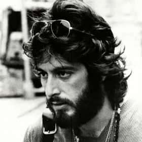 Charismatický Al Pacino jako Frank Serpico ve filmu Serpico z roku 1973. Jeho mládí ale bylo poznamenáno neúspěchy, chudobou a také nechutí ke vzdělávání. Teprve až herecká škola jej přiměla k soustavnějšímu studiu. A vyplatilo se...