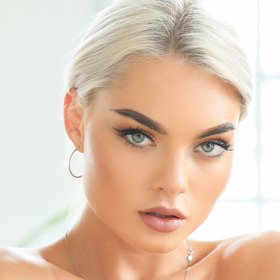 Lidé s téměř rovným obočím mívají logické a racionální myšlení. Nejsou impulzivní.