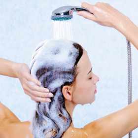 Po uplynutí požadované doby je třeba barvu důkladně vymývat (ideálně šamponem na barvené vlasy), dokud nepoteče úplně čistá voda.