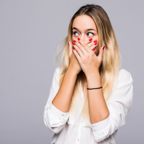 Zakrýváním úst může člověk prostě jen maskovat zívání. Mnohdy se ale snaží skrýt nežádoucí úsměv nebo úšklebek.